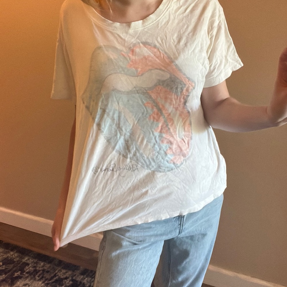 🤍cream rolling stones super soft washed out logo graphic tee